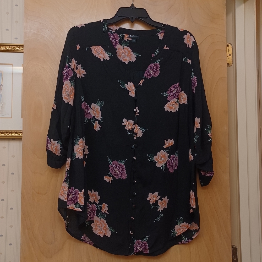 Torrid Black pink floral button top Sz 2